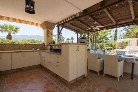 OUTDOOR KITCHEN