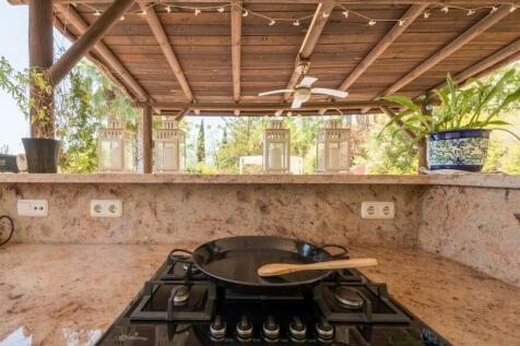 OUTDOOR KITCHEN