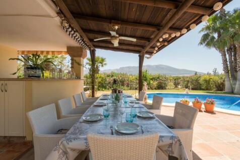  OUTDOOR DINING AREA