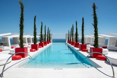 HOTEL POOL