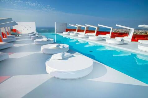 HOTEL POOL