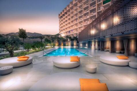 HOTEL POOL