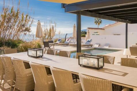 OUTDOOR DINING AREA