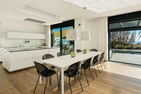 INTERIOR DINING AREA