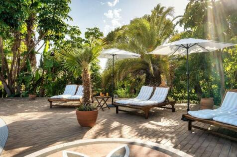 SUNBATHING AREA