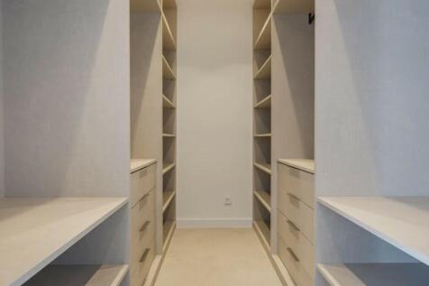 DRESSING ROOM