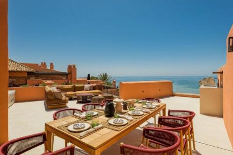 OUTDOOR DINING AREA