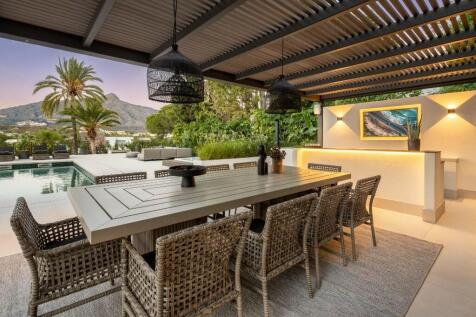 OUTDOOR DINING AREA