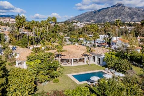 GARDEN AND POOL