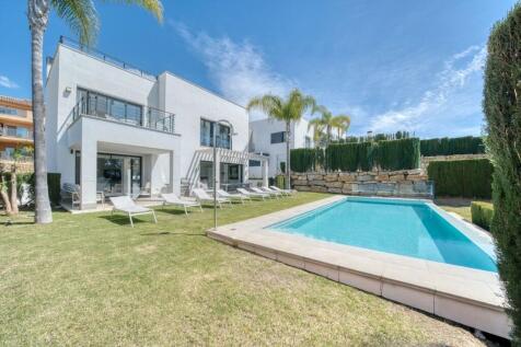 GARDEN AND POOL