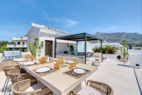 OUTDOOR DINING AREA
