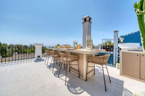 OUTDOOR DINING AREA
