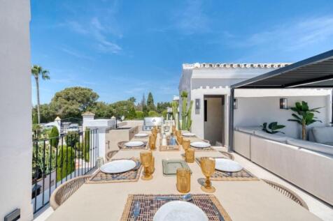 OUTDOOR DINING AREA