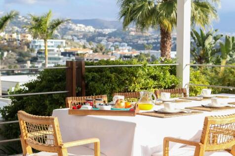 OUTDOOR DINING AREA