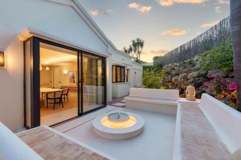 SUNKEN LOUNGE