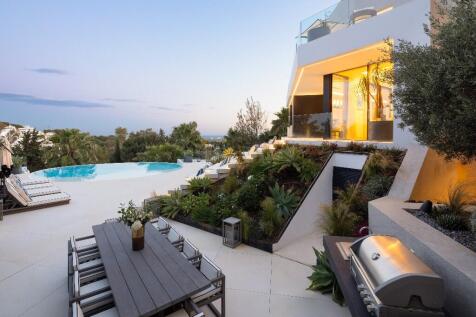 OUTDOOR DINING AREA