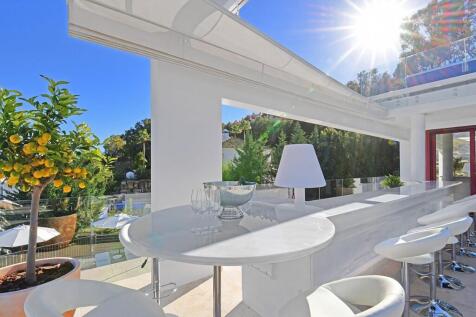 OUTDOOR DINING AREA