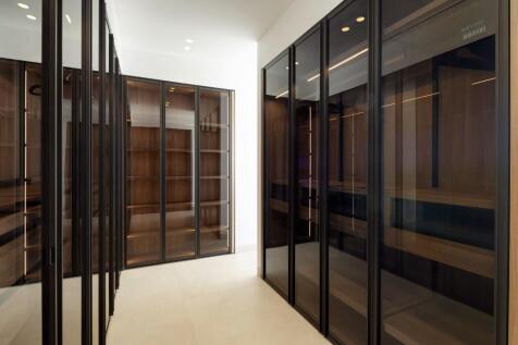 WALK-IN WARDROBE