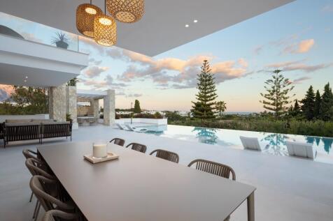 OUTDOOR DINING AREA