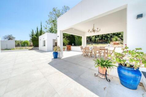 OUTDOOR DINING AREA
