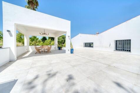 OUTDOOR DINING AREA