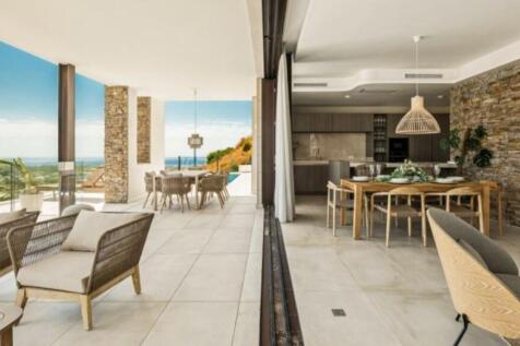 TERRACE AND LOUNGE