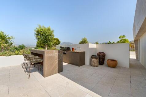 OUTDOOR KITCHEN