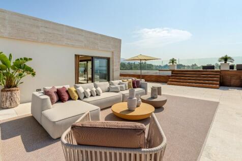 OUTDOOR LOUNGE