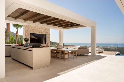 OUTDOOR KITCHEN