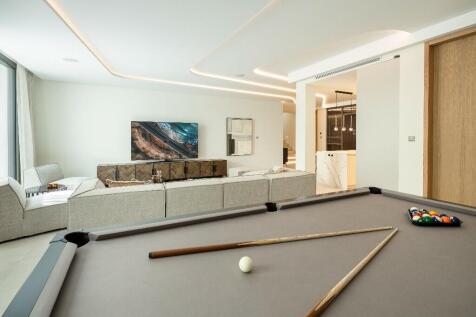 POOL TABLE