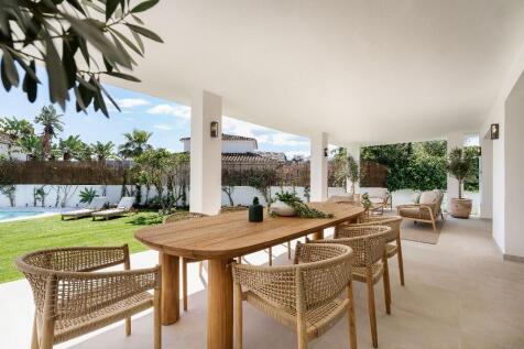 OUTDOOR DINING AREA