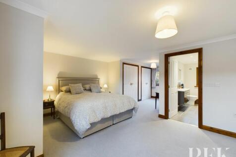 Principal Bedroom - L-Shaped