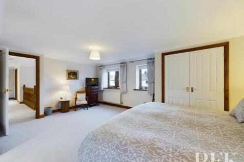 Principal Bedroom - L-Shaped