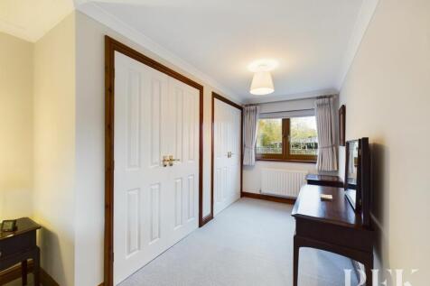 Principal Bedroom - L-Shaped