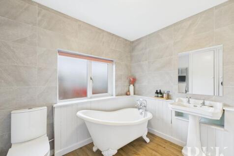 Family Bathroom 1