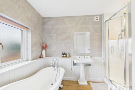Family Bathroom 1