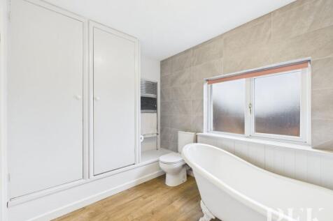 Family Bathroom 1