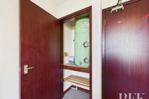 Tank / airing cupboard in bedroom 1