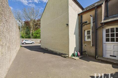Exterior / side view / back door