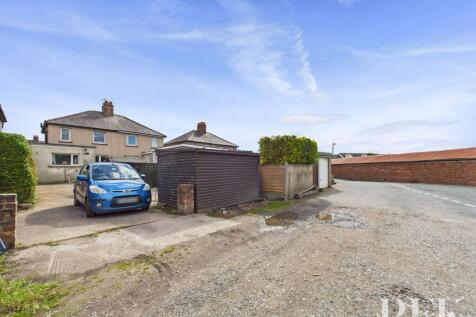 Rear access to driveway and garden