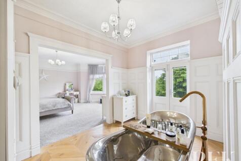 Private Bathroom to Bedroom 1