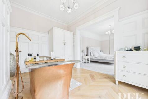 Private Bathroom to Bedroom 1