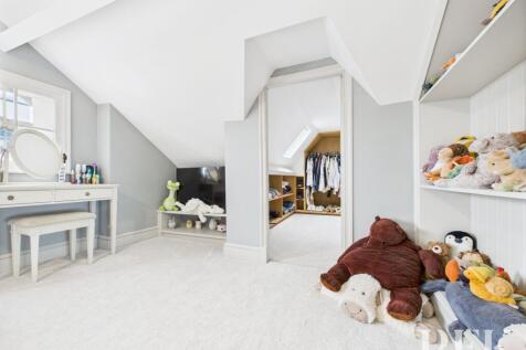 Bedroom 4 to Walk in Wardrobe