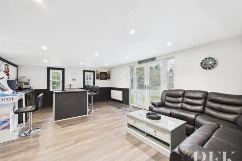 Garden - Games Room / Bar