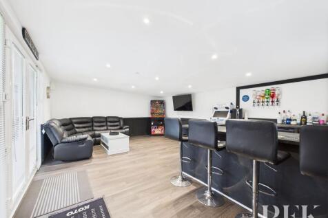 Garden - Games Room / Bar