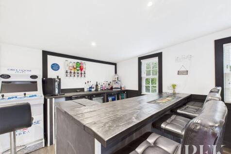 Garden - Games Room / Bar