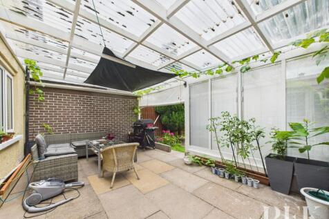 Private Covered Patio to Rear Garden