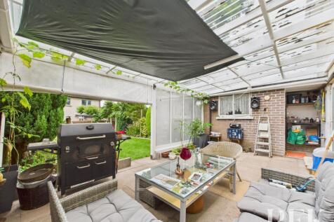 Private Covered Patio to Rear Garden