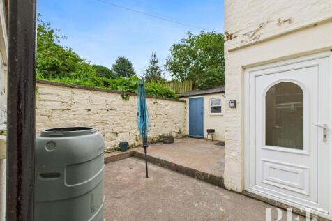 Rear patio garden