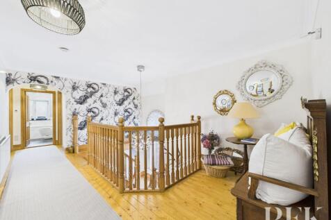 Galleried landing